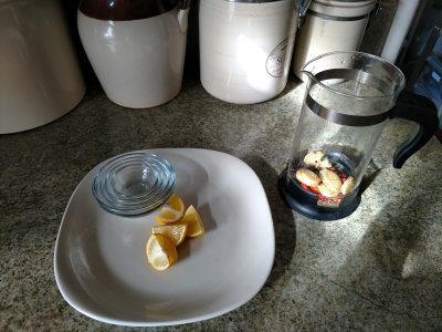 Mint-Hibiscus-Rosehip tea - Adding the ginger